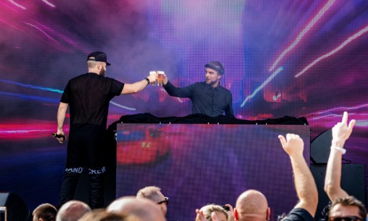 DJ proost met Bavaria